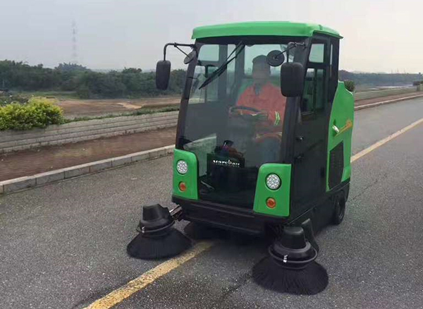 道路环卫驾驶式扫地机